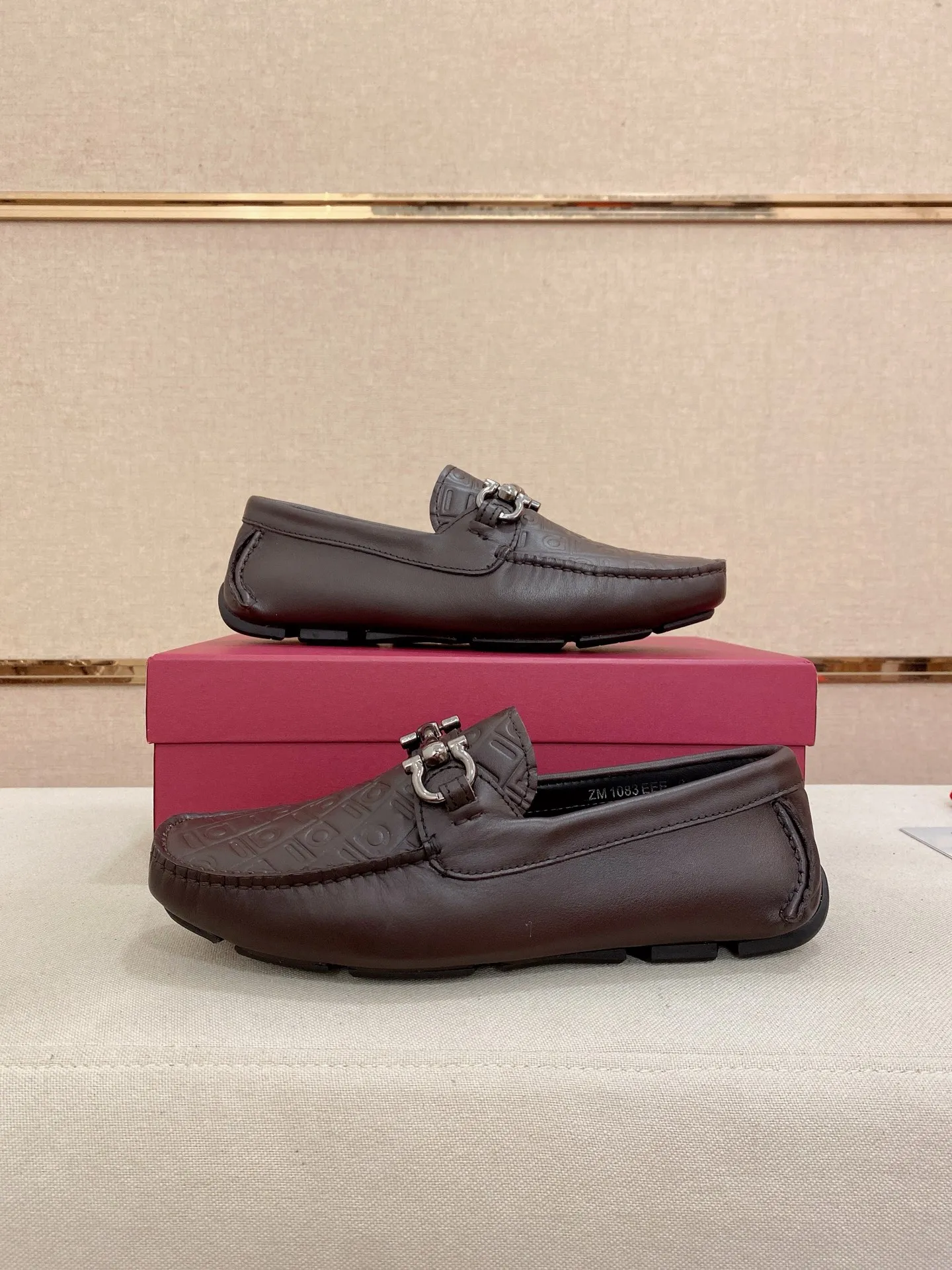 Men's shoes💰: 560💰High-end quality! Ferragamo🆕🆕Exclusive hot-selling products in stock🔥🔥New products on the shelves, high-quality Ferragamo men's pea shoes, high-end casual driving shoes, with complete packaging! 💪 💪 Material: imported cowhide 🐂 + imported high-quality water-dyed cowhide lining + wear-resistant outsole 👍🏻👍🏻 Features: high-end and comfortable, purely handmade 🚀 🚀 Create the perfect shoes that suit you best 🔥 🔥 Size: (38-44) 45 standard size can be customized!